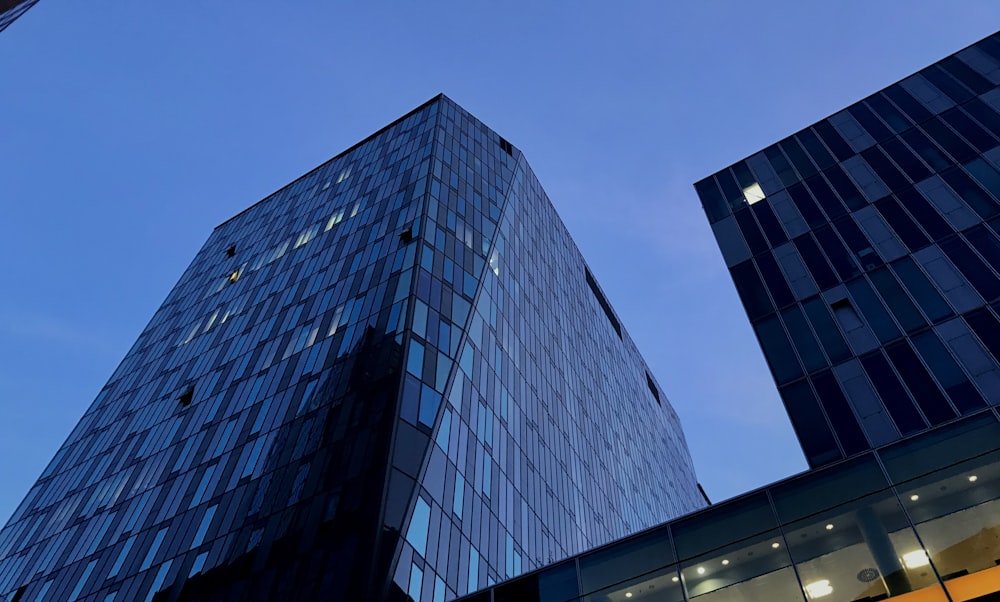 Edificio de gran altura con paredes de vidrio azul