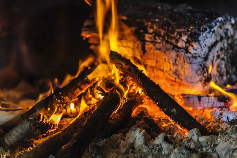 fuoco in fiamme durante la notte