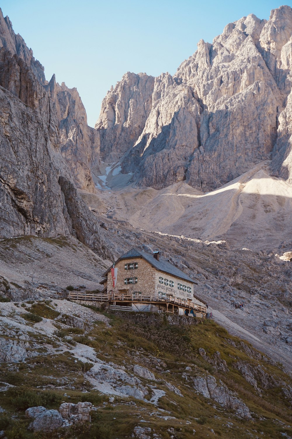 Braunes und weißes Haus auf grünem Grasfeld in der Nähe von Rocky Mountain tagsüber