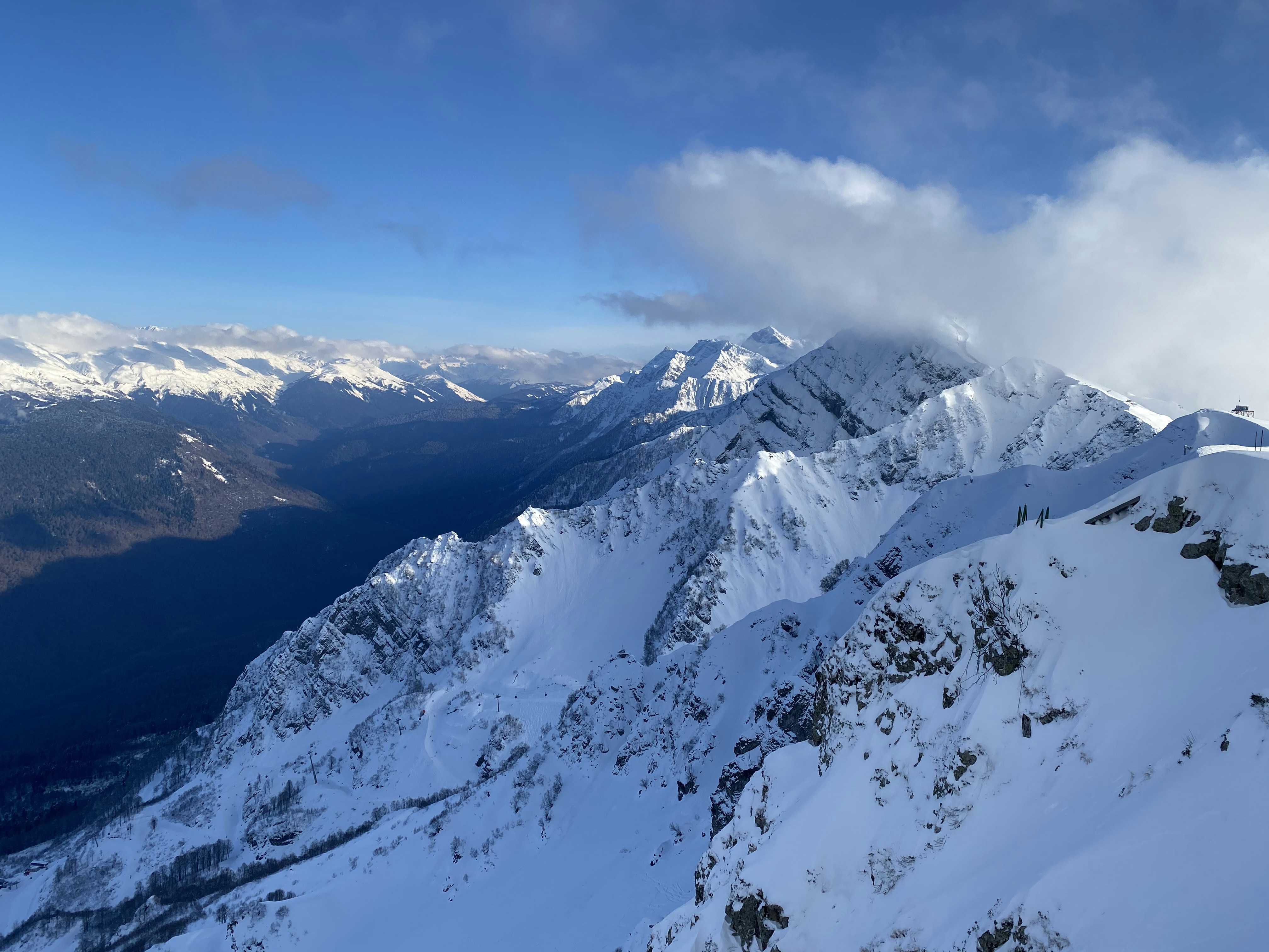 Заснеженная гора под голубым небом в дневное время