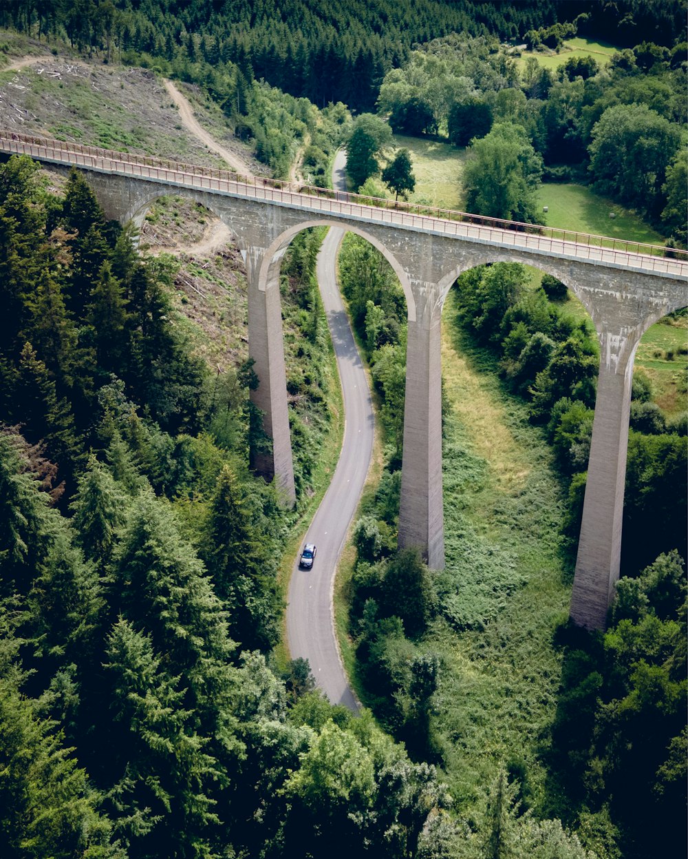 vista aérea da ponte de concreto cinza