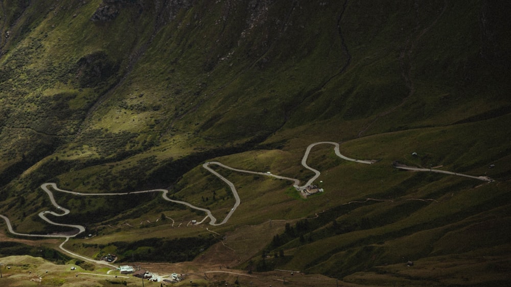 Vue aérienne des montagnes verdoyantes pendant la journée