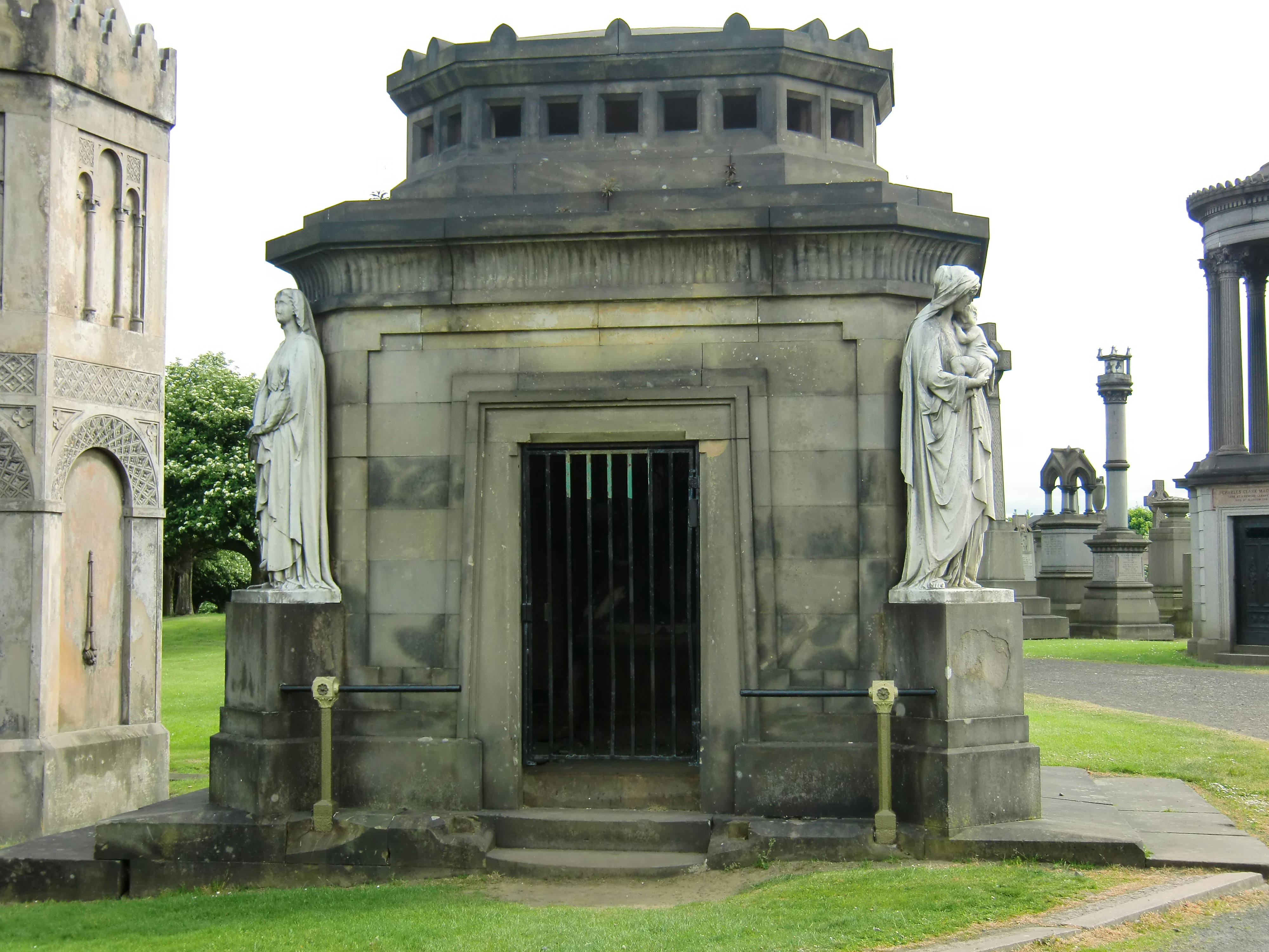 bâtiment en béton gris pendant la journée
