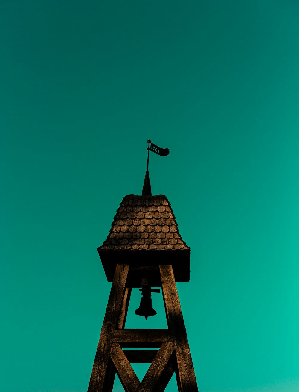Torre de madera marrón con campanario