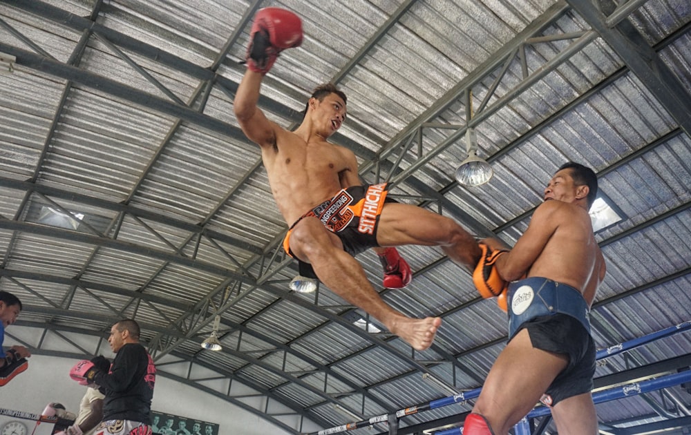 2 homens na roupa de boxe