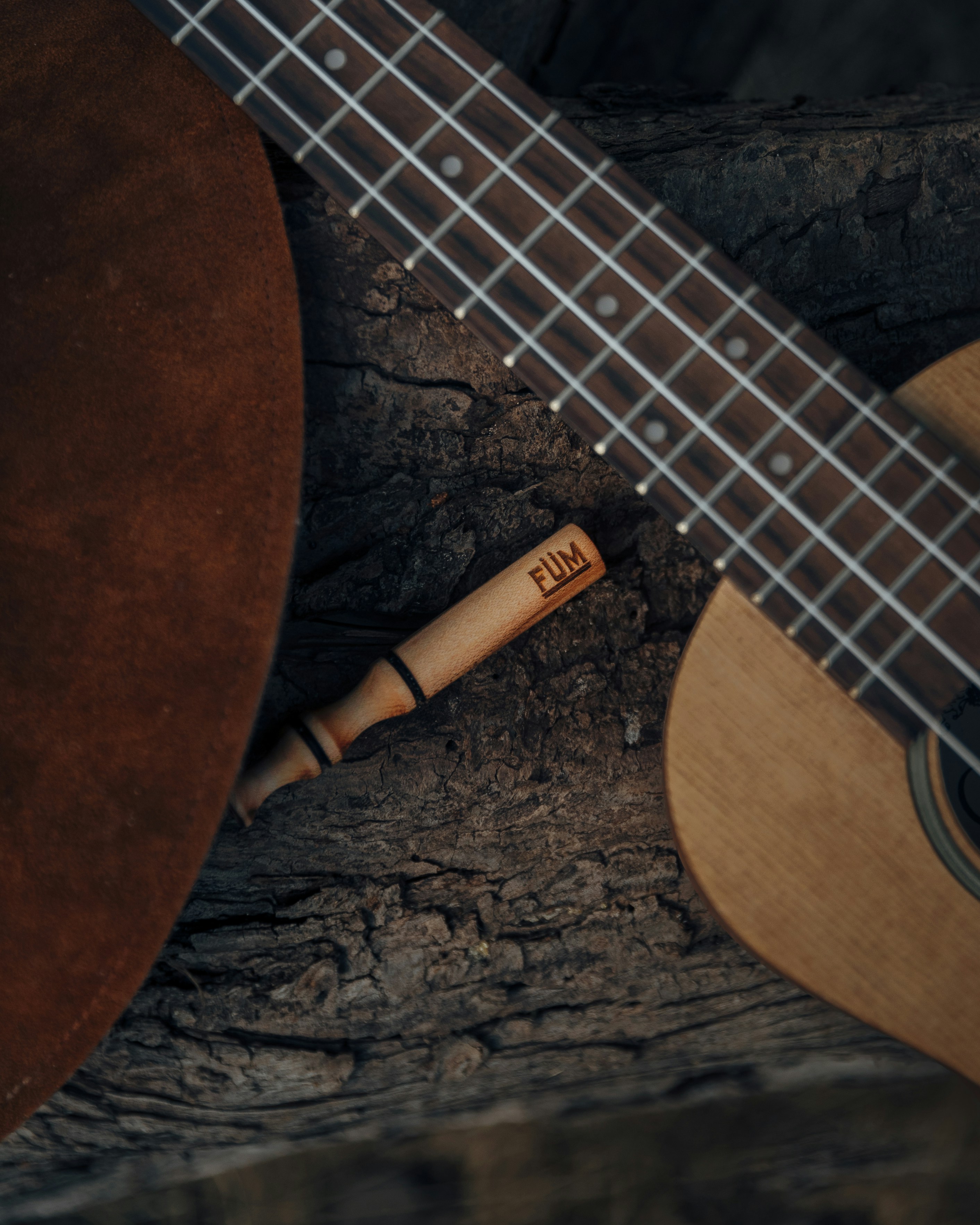 茶色と黒の大理石のテーブルに茶色のアコースティック ギターの写真 Unsplashで見つけるカリフォルニアの無料写真