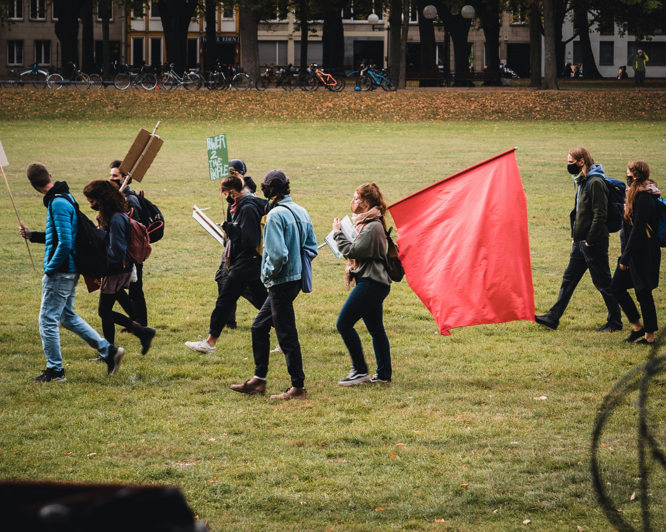 persone che camminano sul campo di erba verde durante il giorno