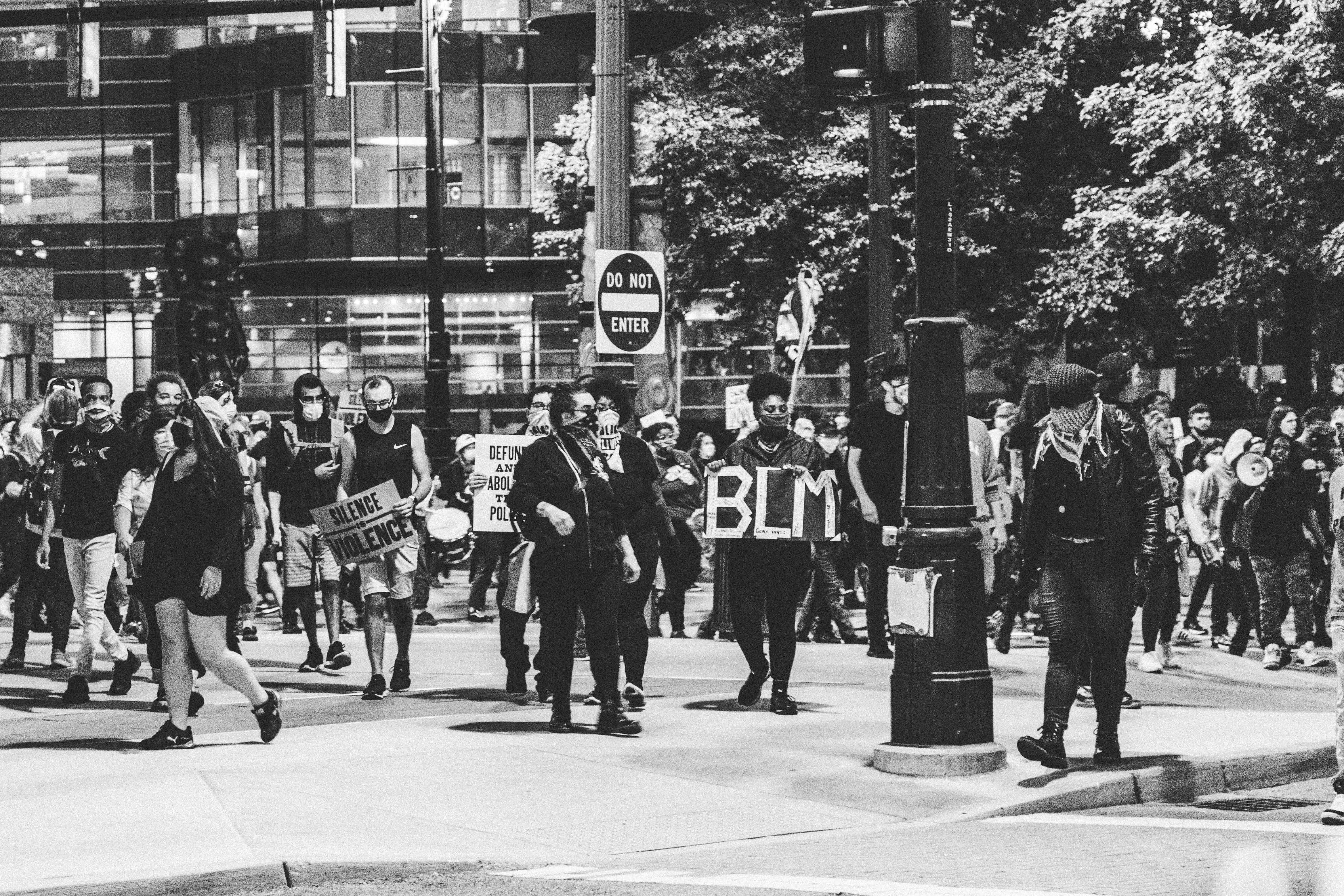 通りを歩く人々のグレースケール写真