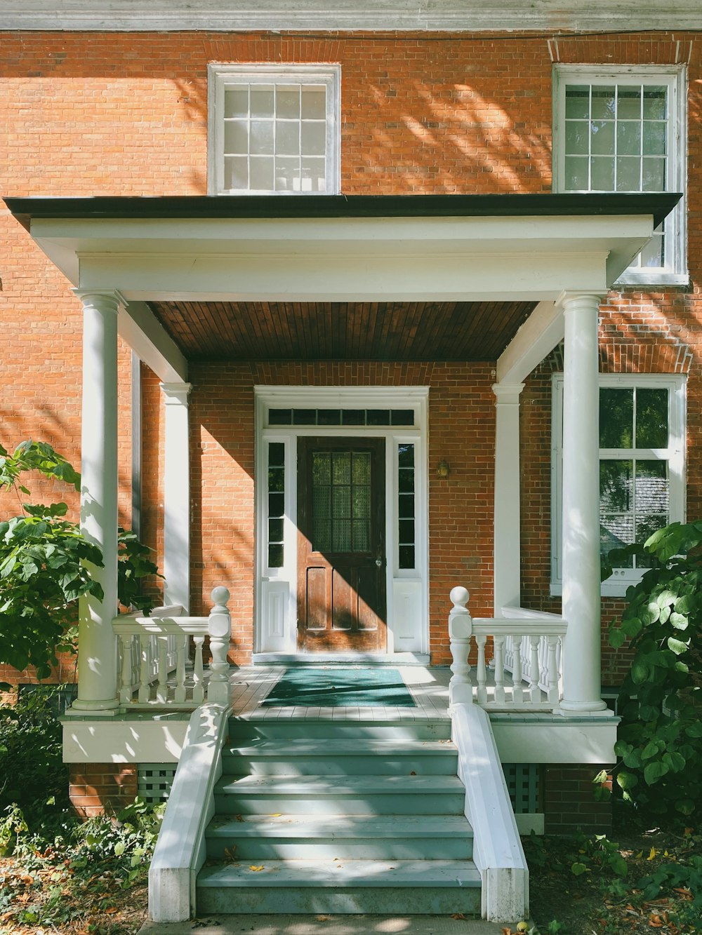 Maison en brique brune avec porte en bois blanc