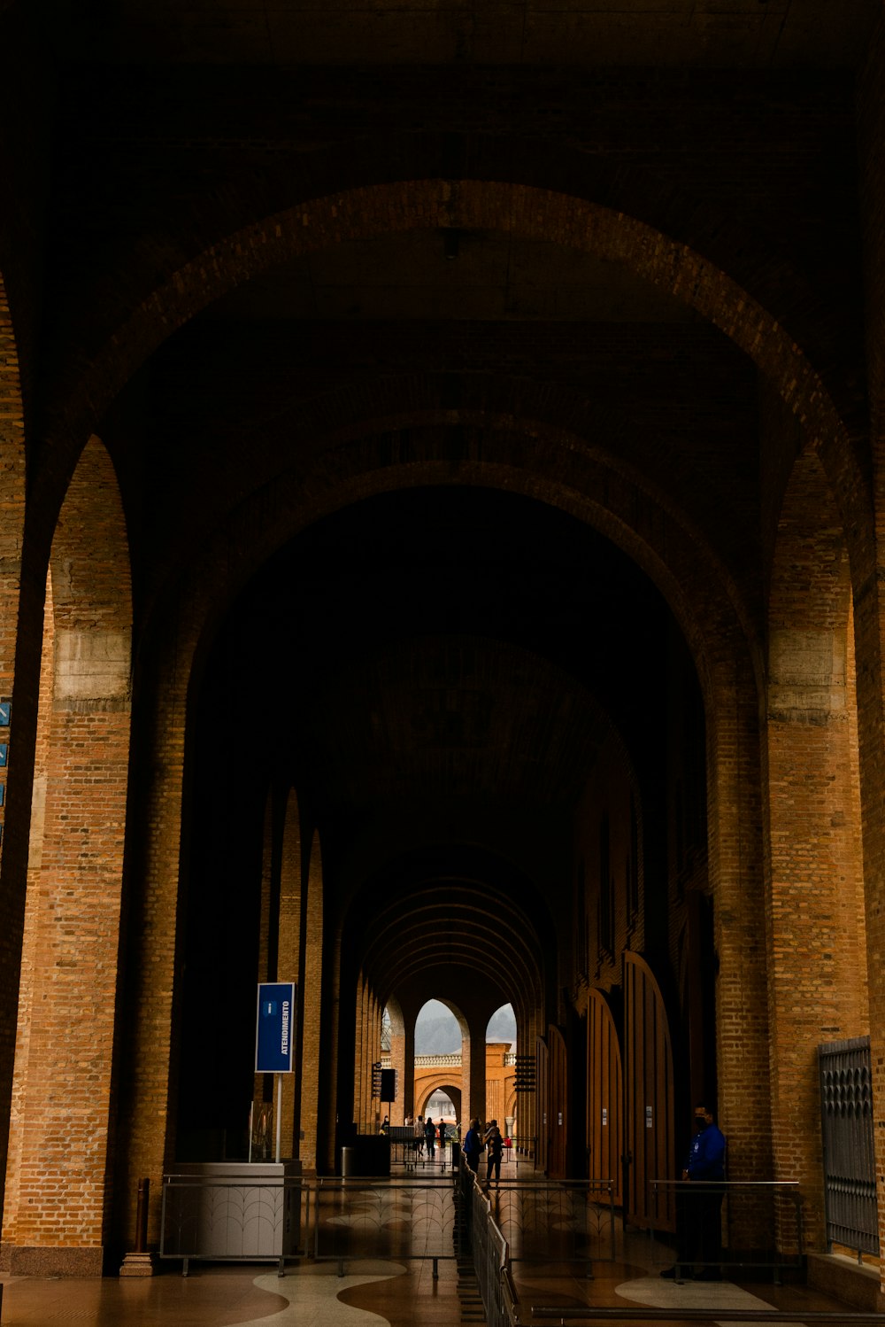 bâtiment en béton brun pendant la journée