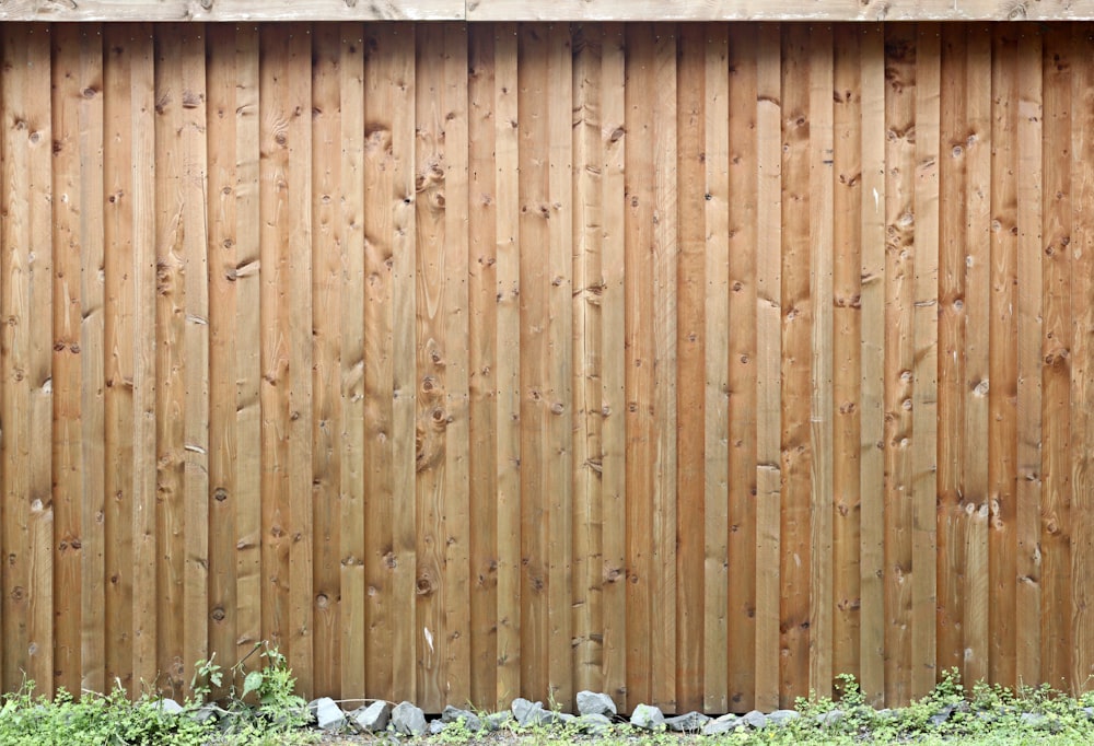 valla de madera marrón con flores blancas