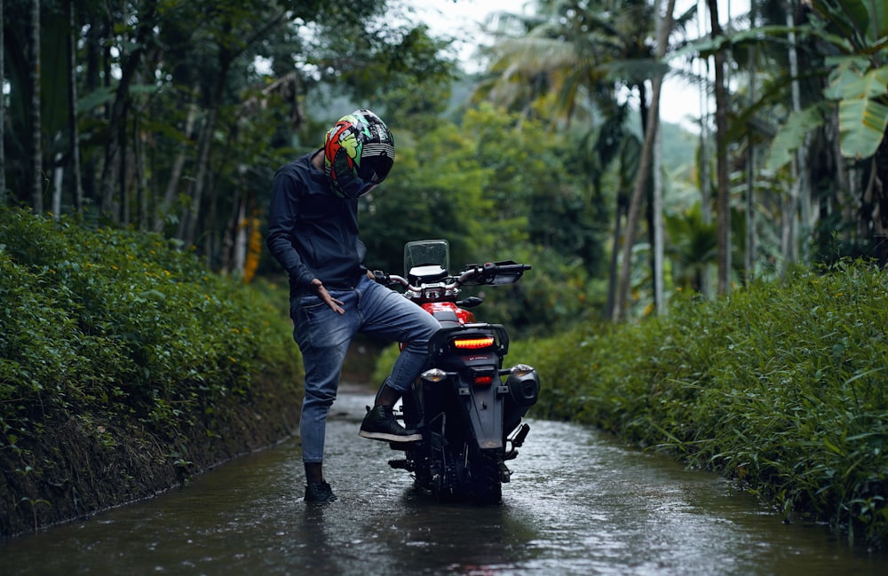 Hombre con chaqueta negra montando en un ATV negro y rojo