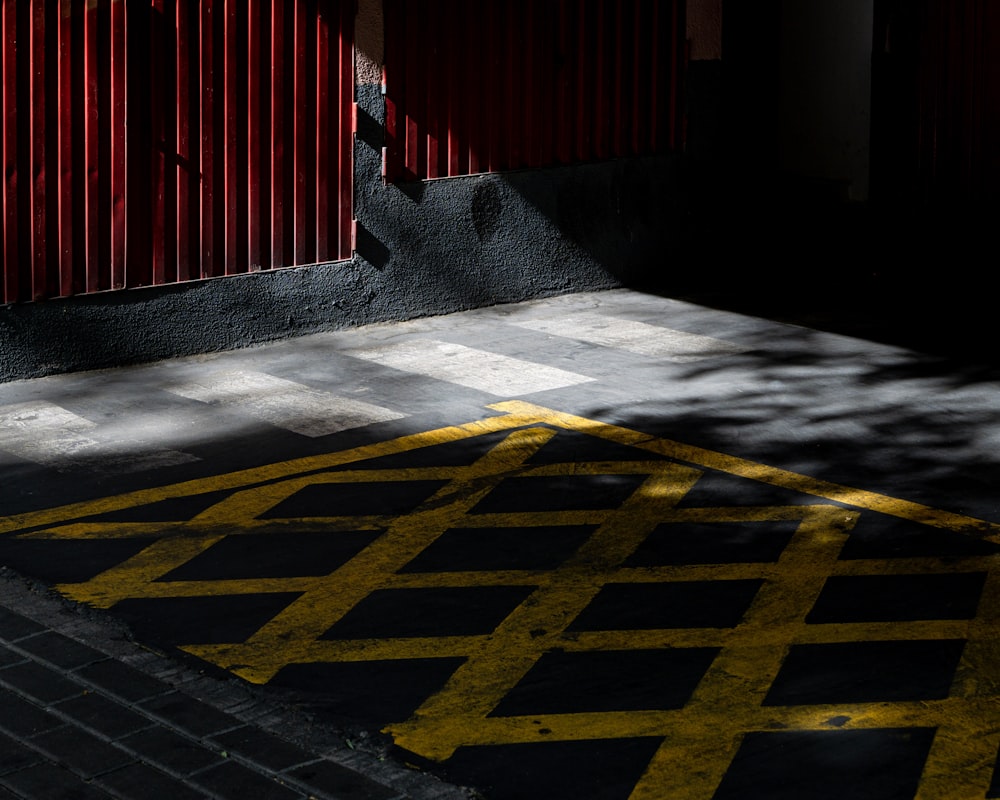 Mur peint en rouge et jaune