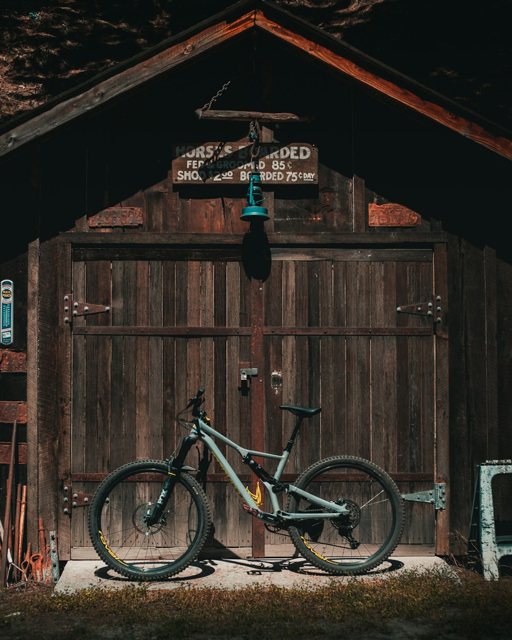 Bicicleta de montaña blanca y negra