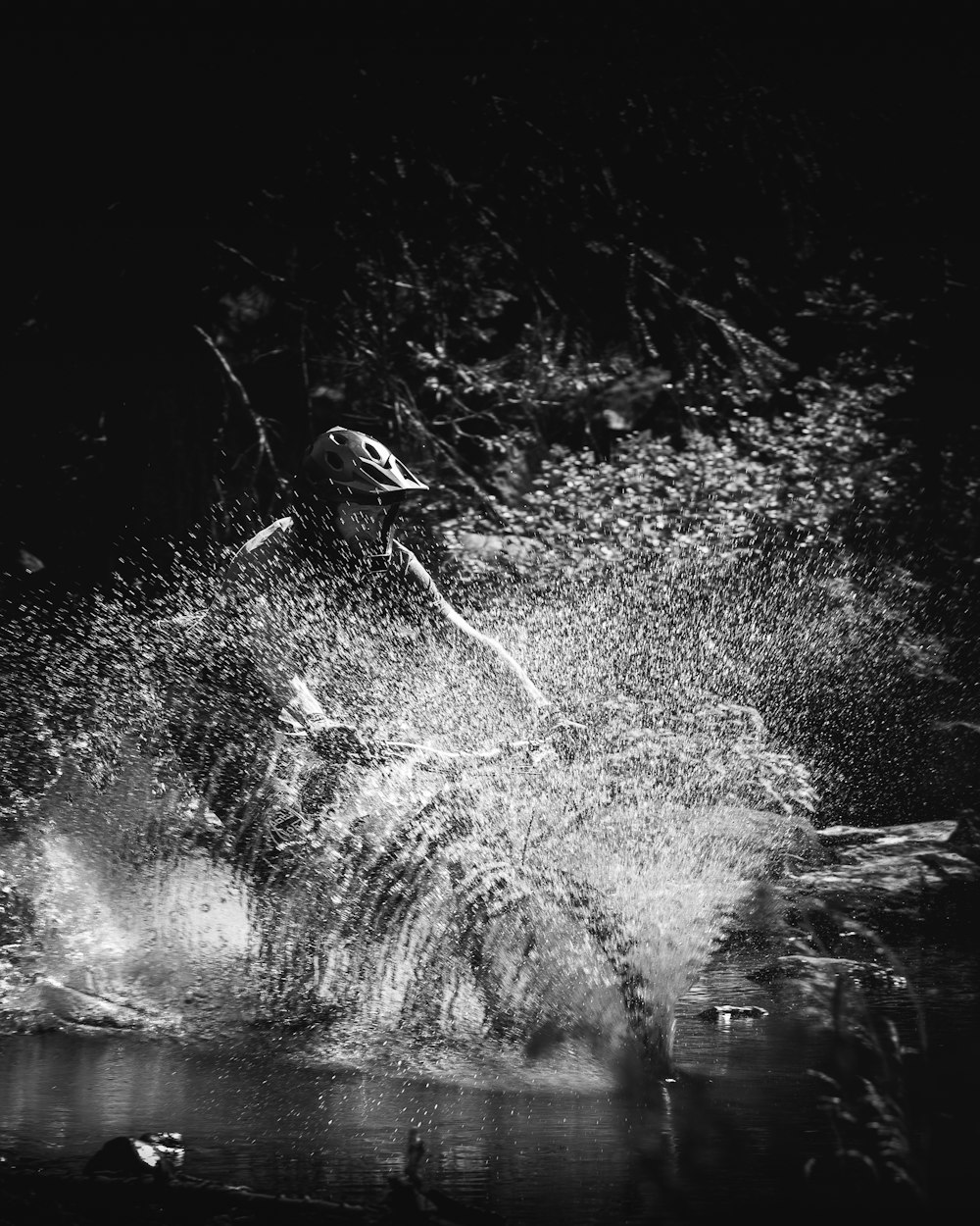 水しぶきのグレースケール写真