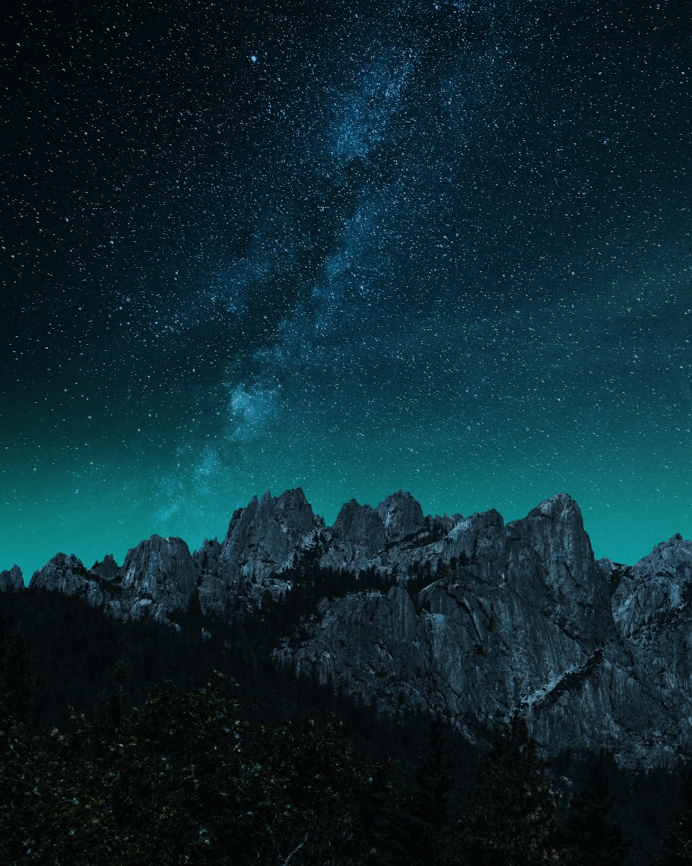 Montaña negra y gris bajo el cielo azul