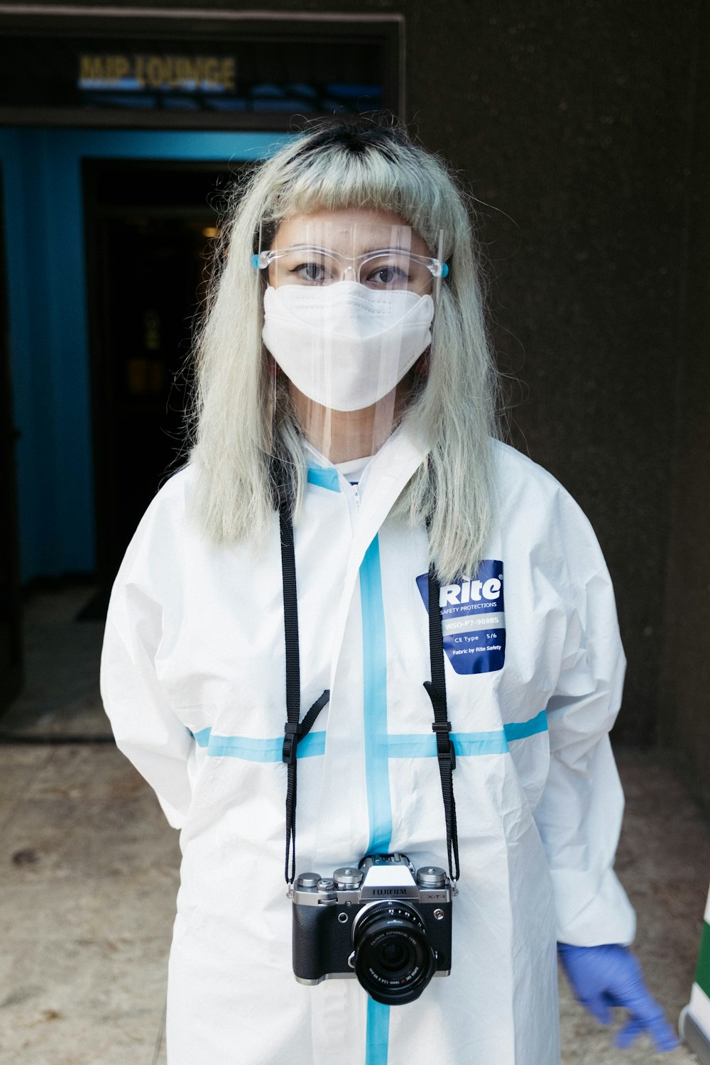 Mujer con camisa blanca de manga larga con mascarilla blanca