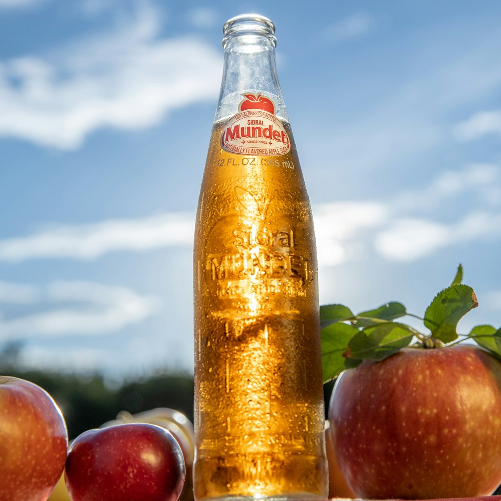 maçãs vermelhas e garrafa de suco de laranja