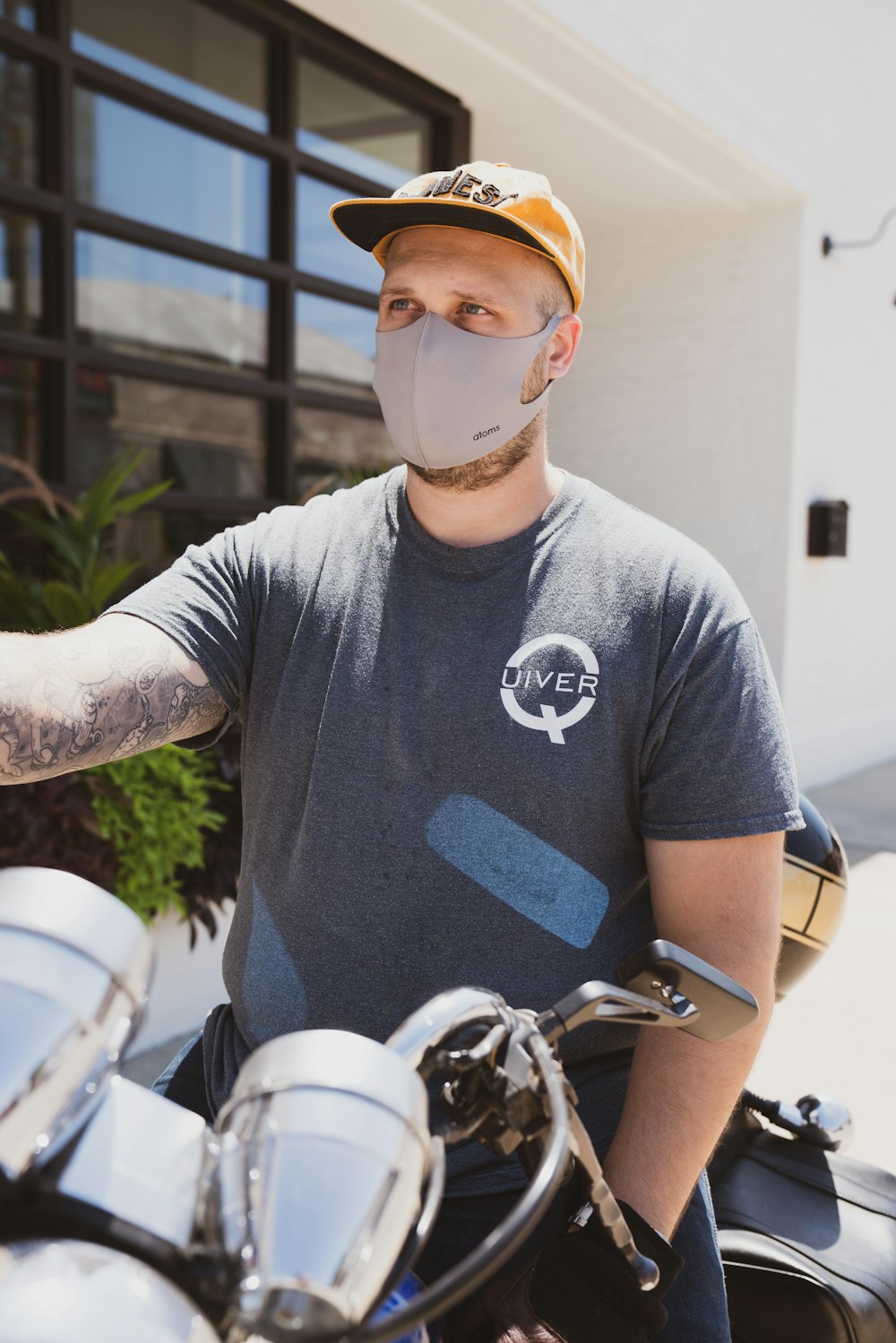 man in gray crew neck t-shirt wearing white face mask