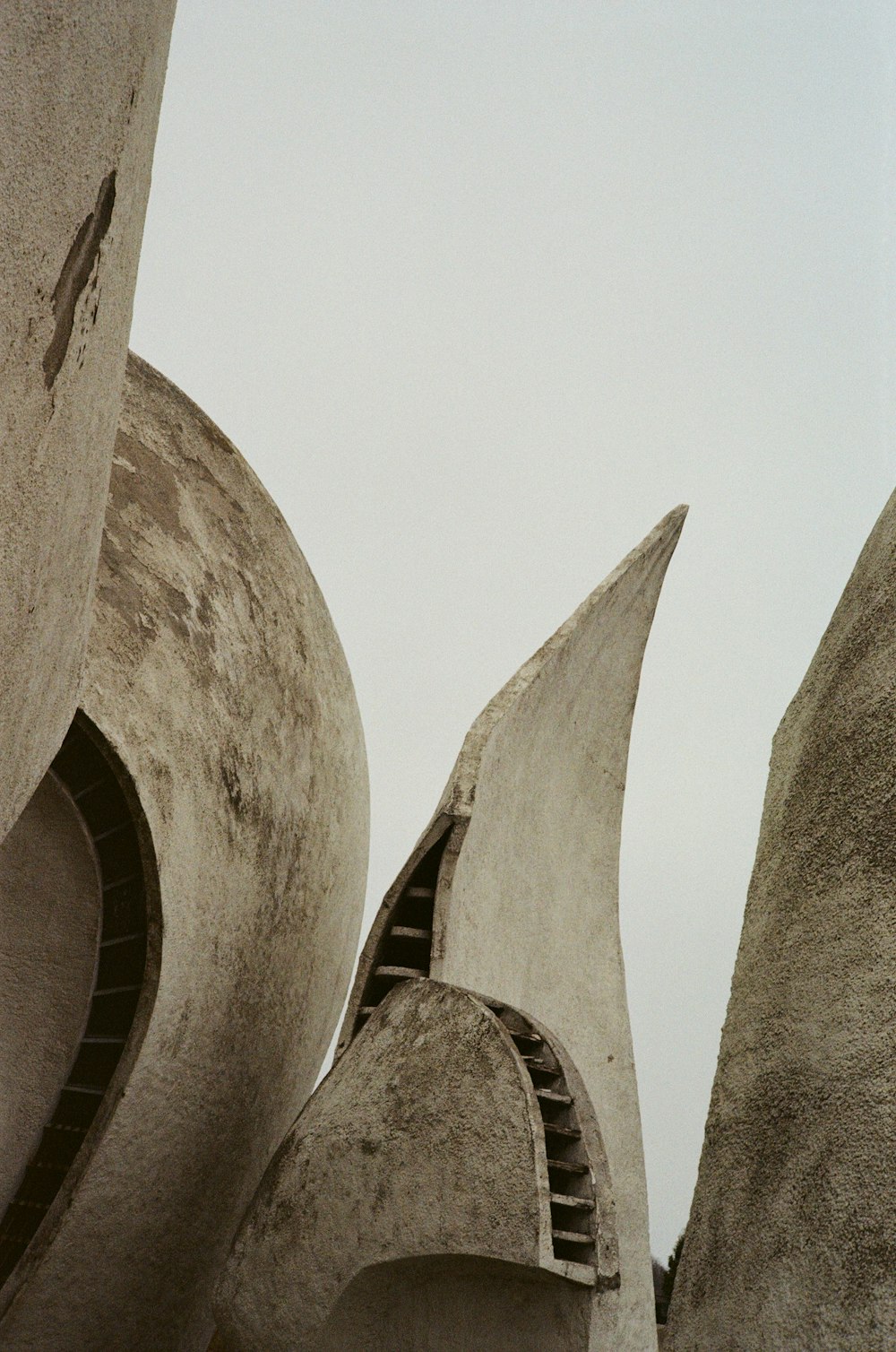 콘크리트 건물의 저각 사진