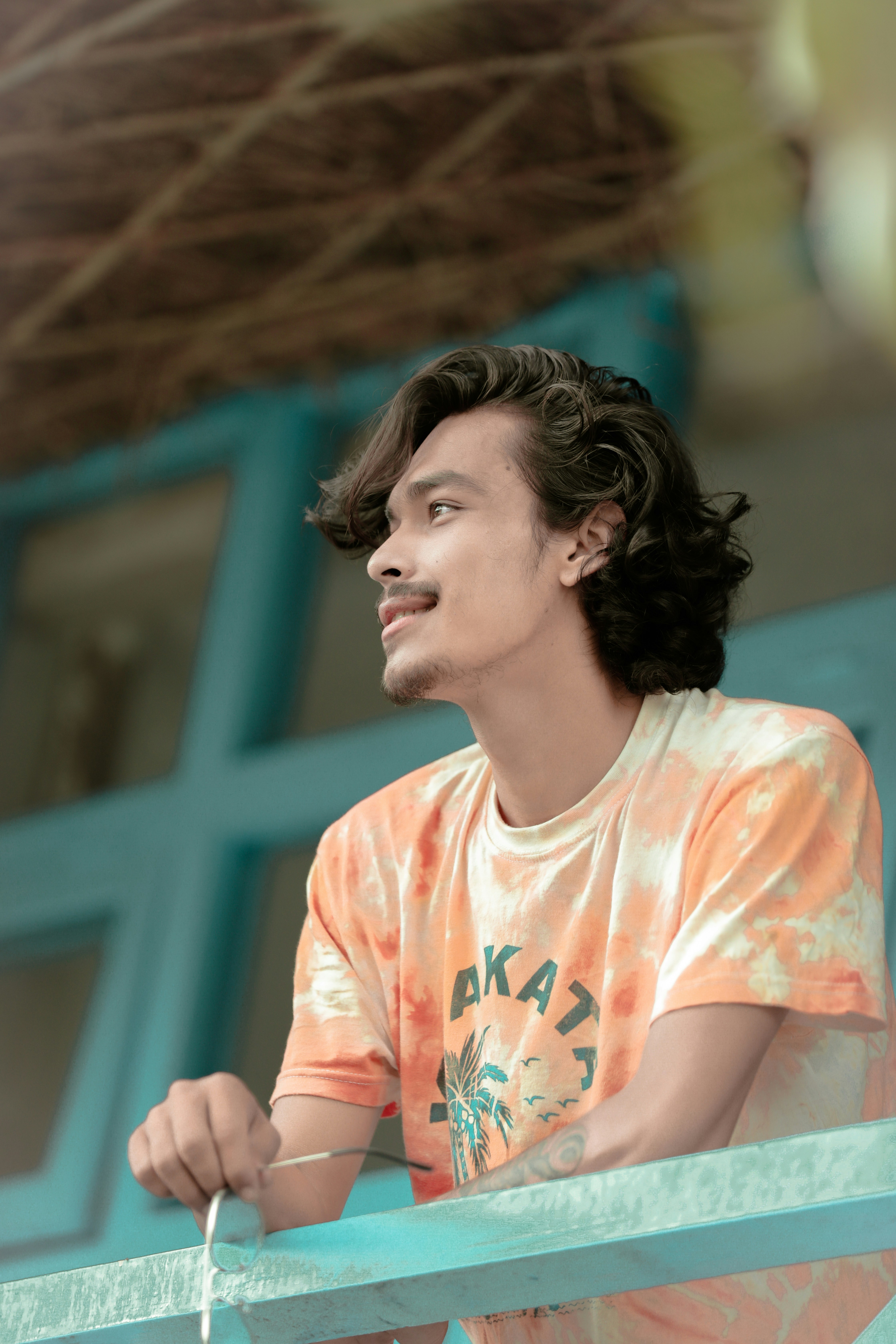 Wanita dengan kaos leher kru oranye dan putih