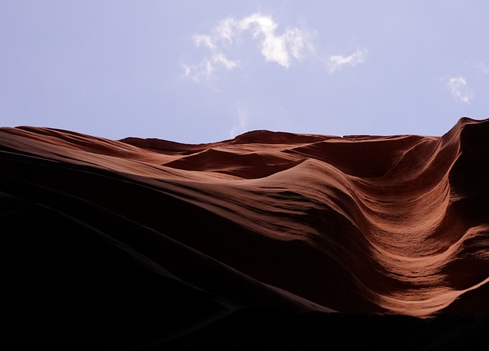 sable brun sous le ciel bleu pendant la journée