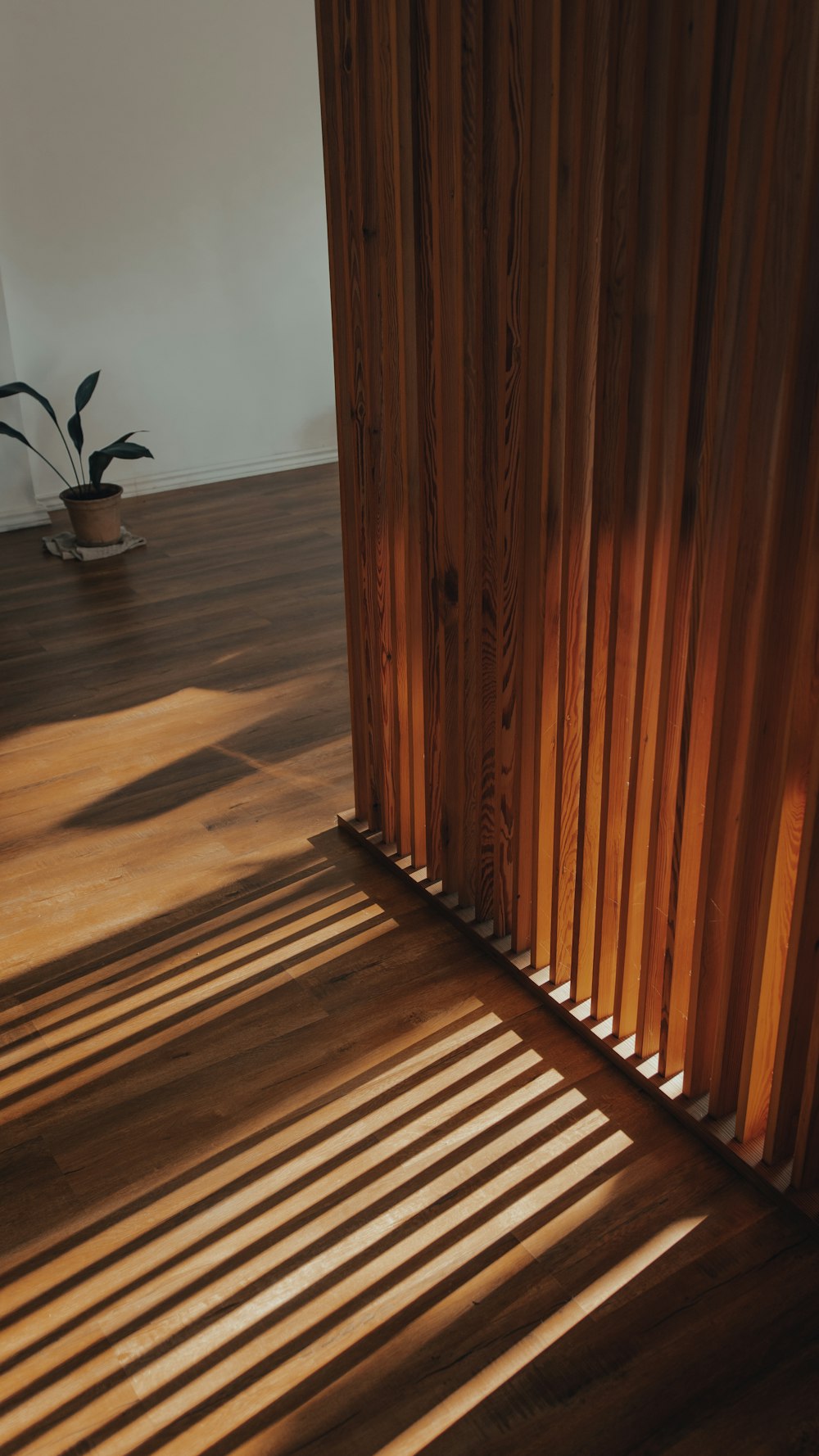 茶色の木製の手すりを持つ茶色の木製の階段