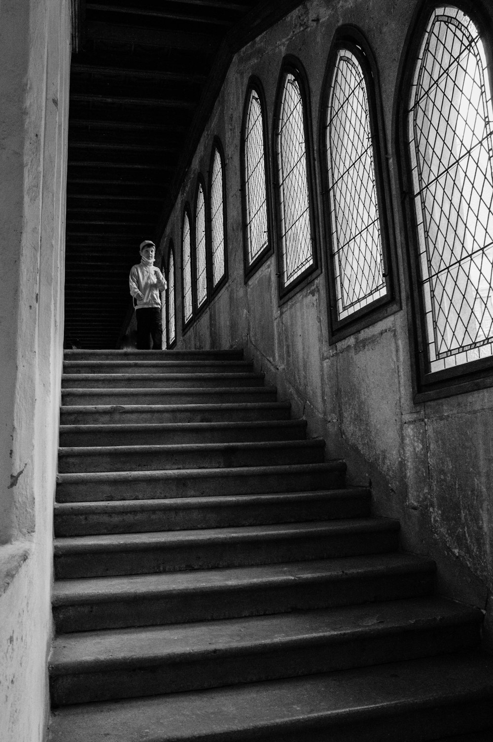 Femme en veste noire debout dans les escaliers