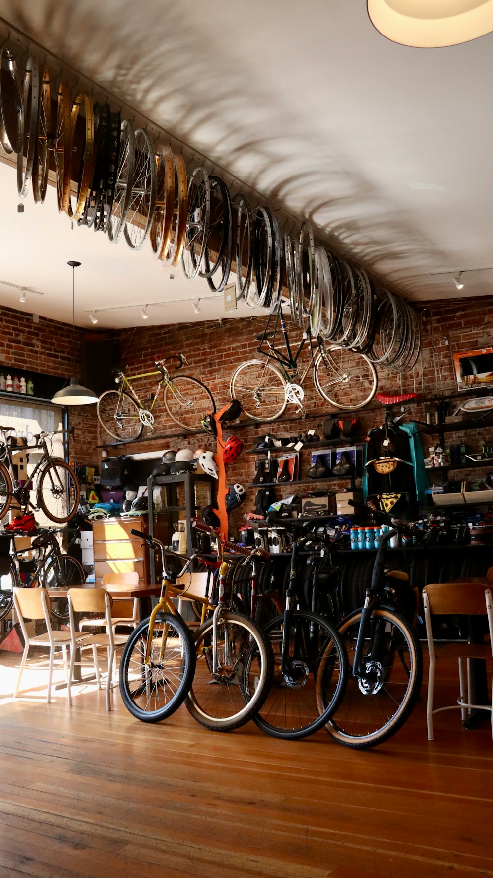 Vélo garé à côté d’une table en bois marron
