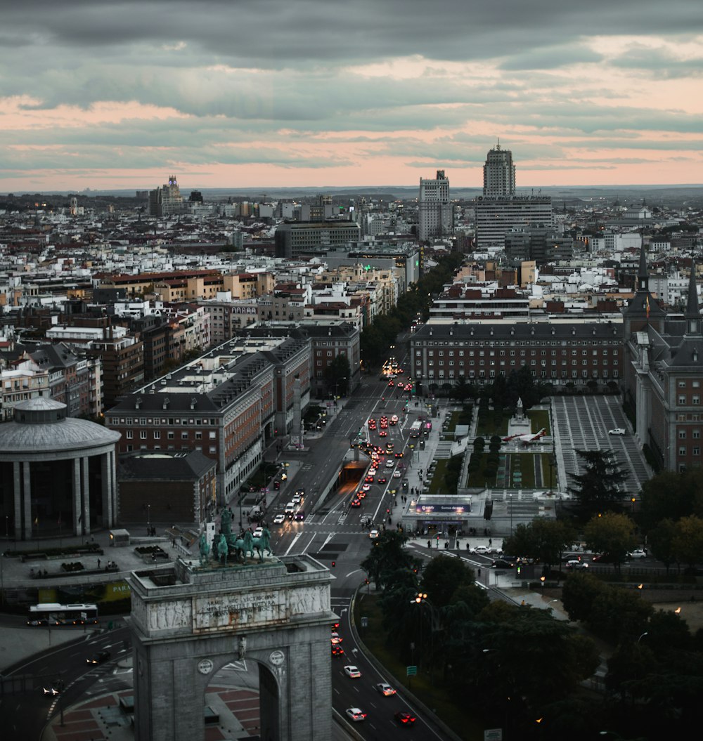 Stadt mit Hochhäusern während der Nachtzeit