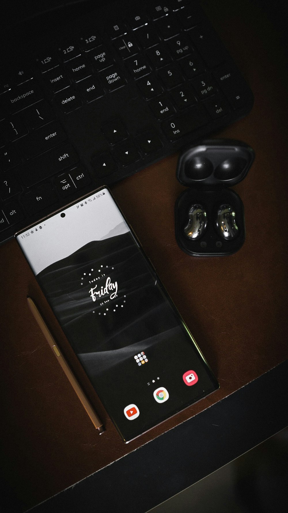 Schwarzes LG Android Smartphone auf weißem Papier