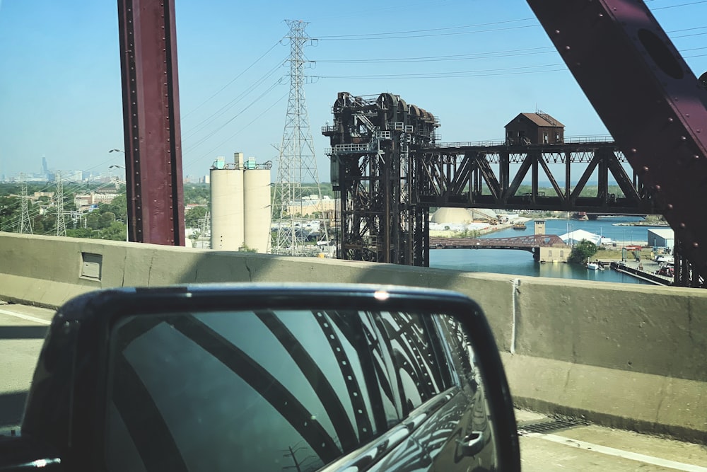 Coche negro cerca del puente de metal marrón durante el día