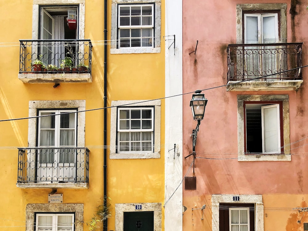 Edificio in cemento marrone e nero