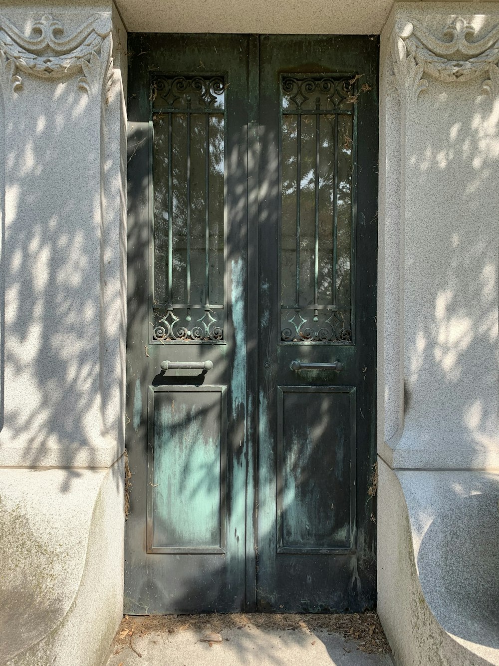 흰색 콘크리트 벽에 녹색 나무 문