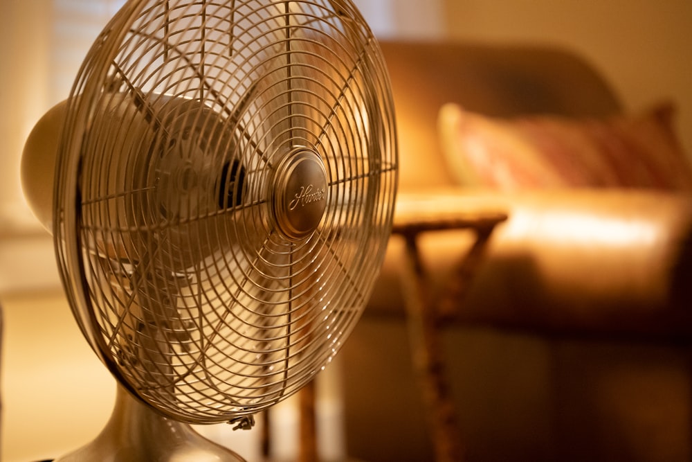 Ventilador de pie blanco encendido en la habitación