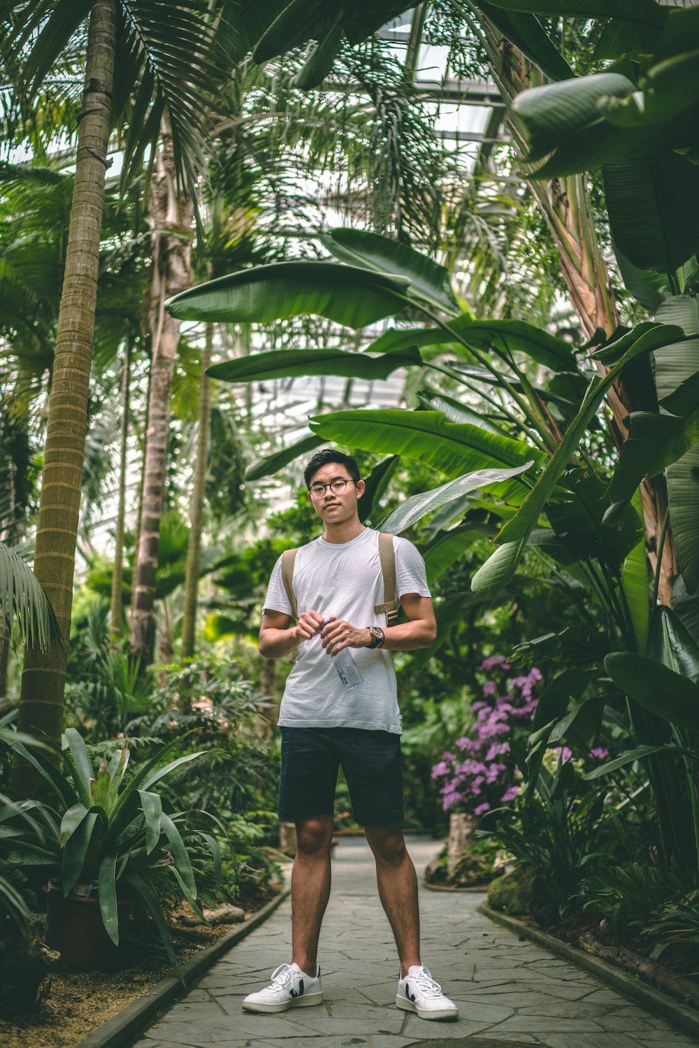 Foto de hombre con camiseta blanca de cuello redondo parado cerca de  plantas de banano durante el día – Imagen gratuita Calzado en Unsplash