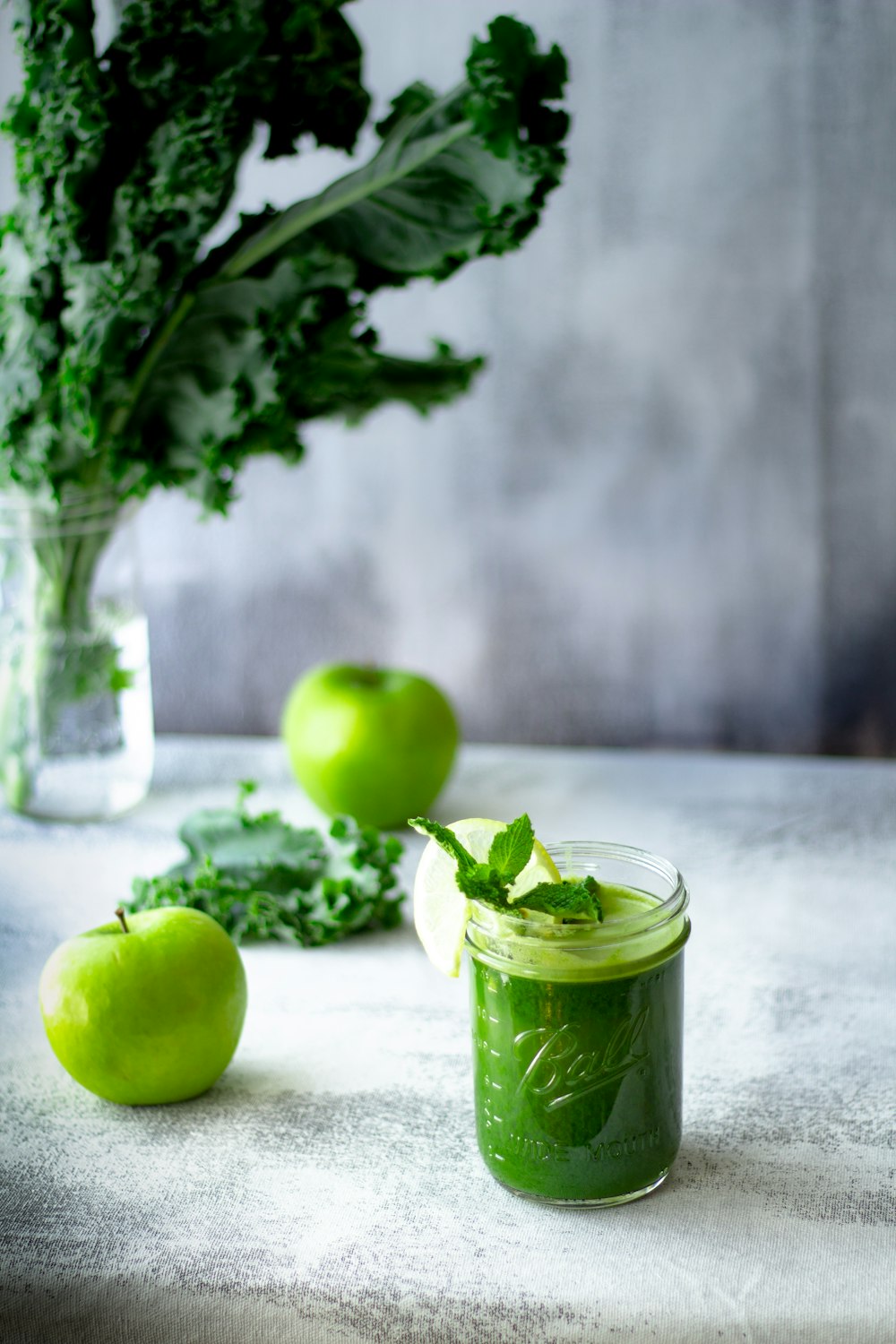 frutta di mela verde in tazza di vetro trasparente