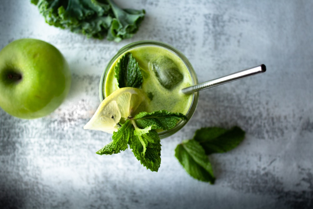 fruta verde da lima no têxtil branco