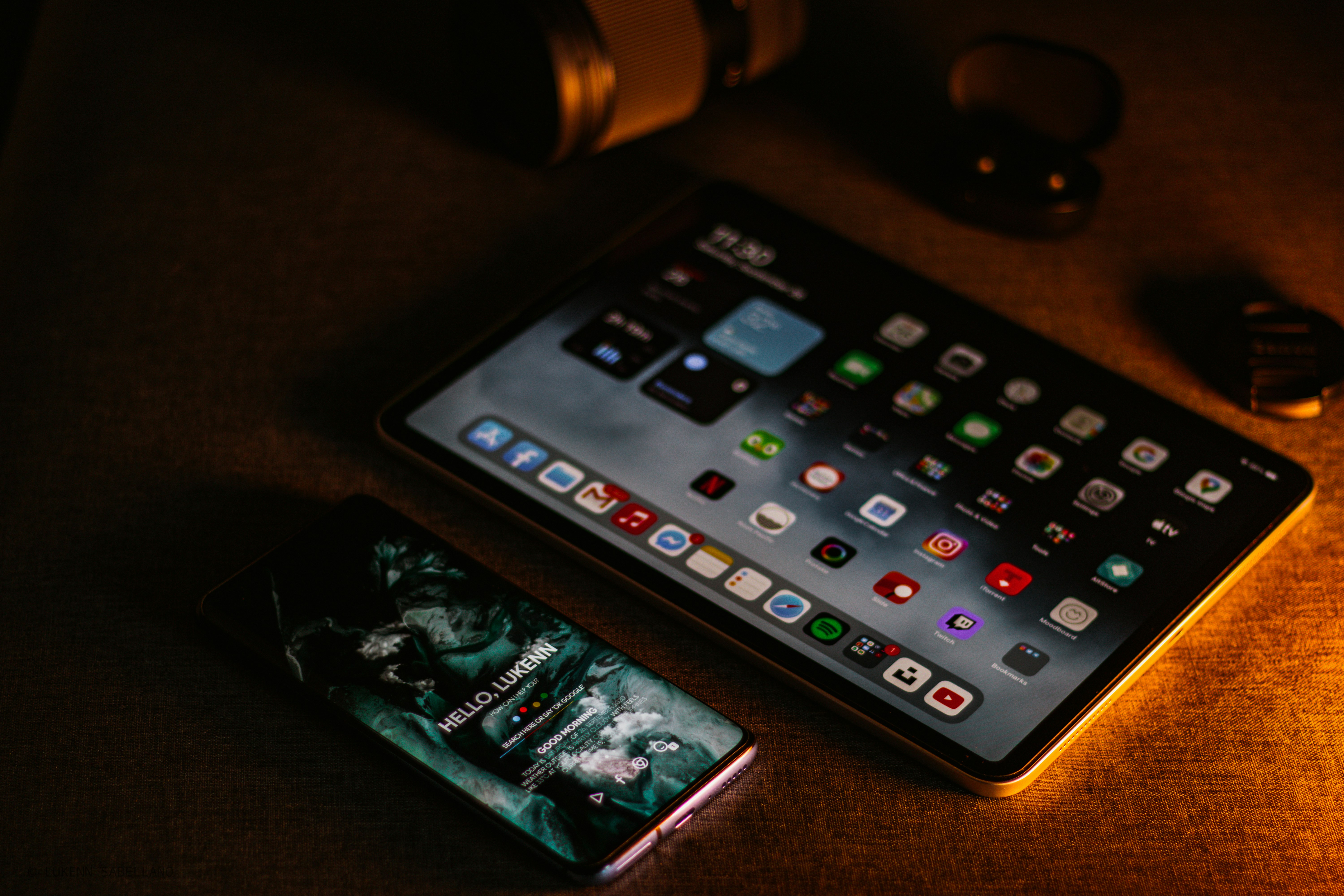 Fan using mobile app with AI-enhanced sports content