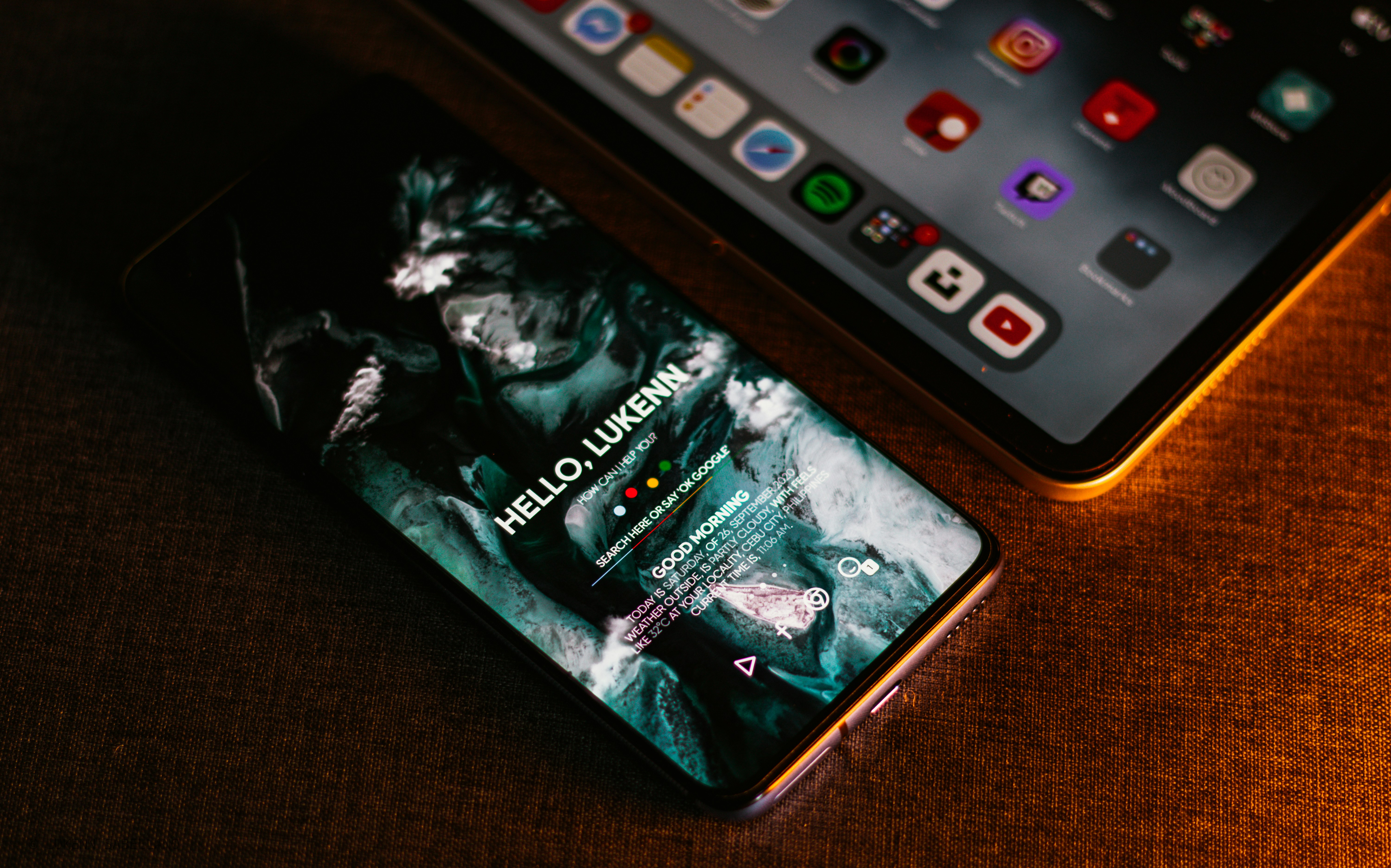 OnePlus 7 Pro and iPad Pro 2020