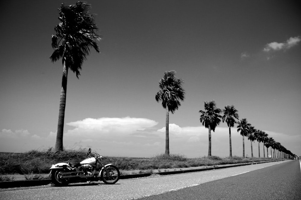 Motocicleta negra y plateada en la carretera durante el día