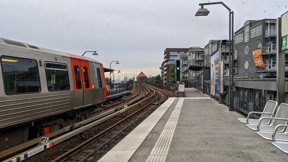 Tren rojo y blanco en la vía férrea durante el día