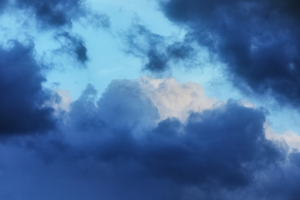 nuages blancs et ciel bleu