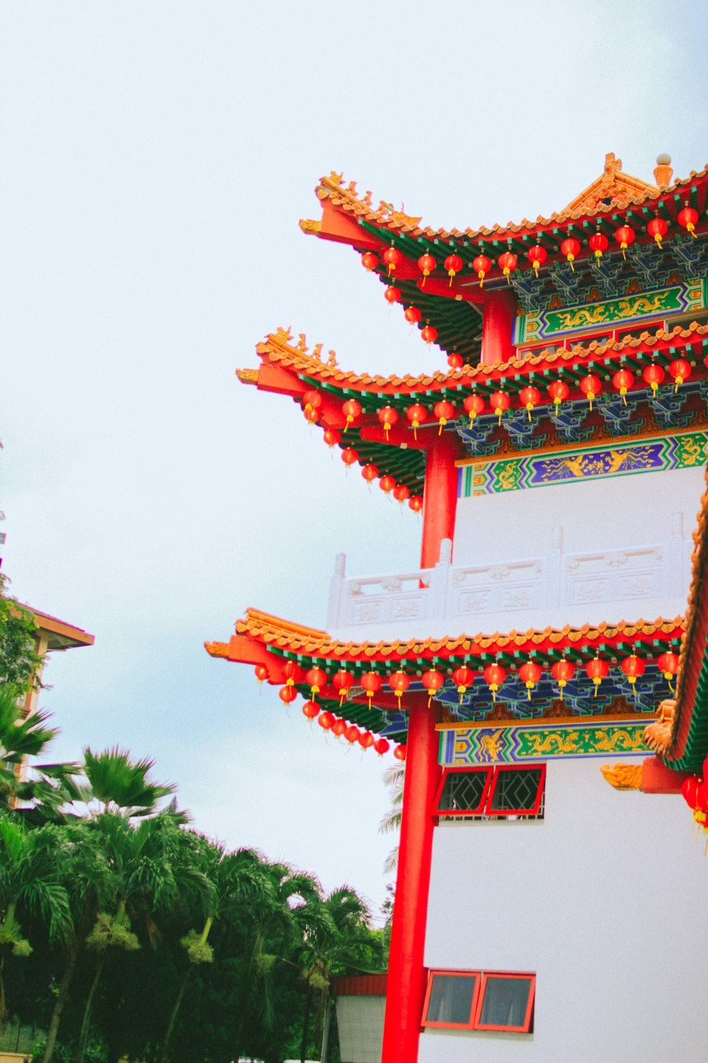 빨간색과 흰색 중국 사원