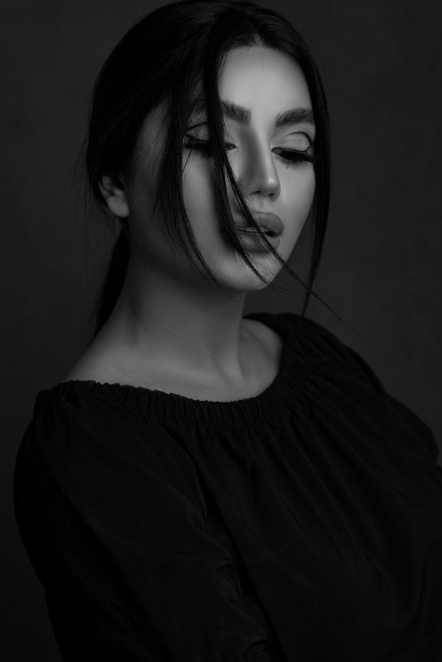 Retrato en penumbra de una mujer de perfil
