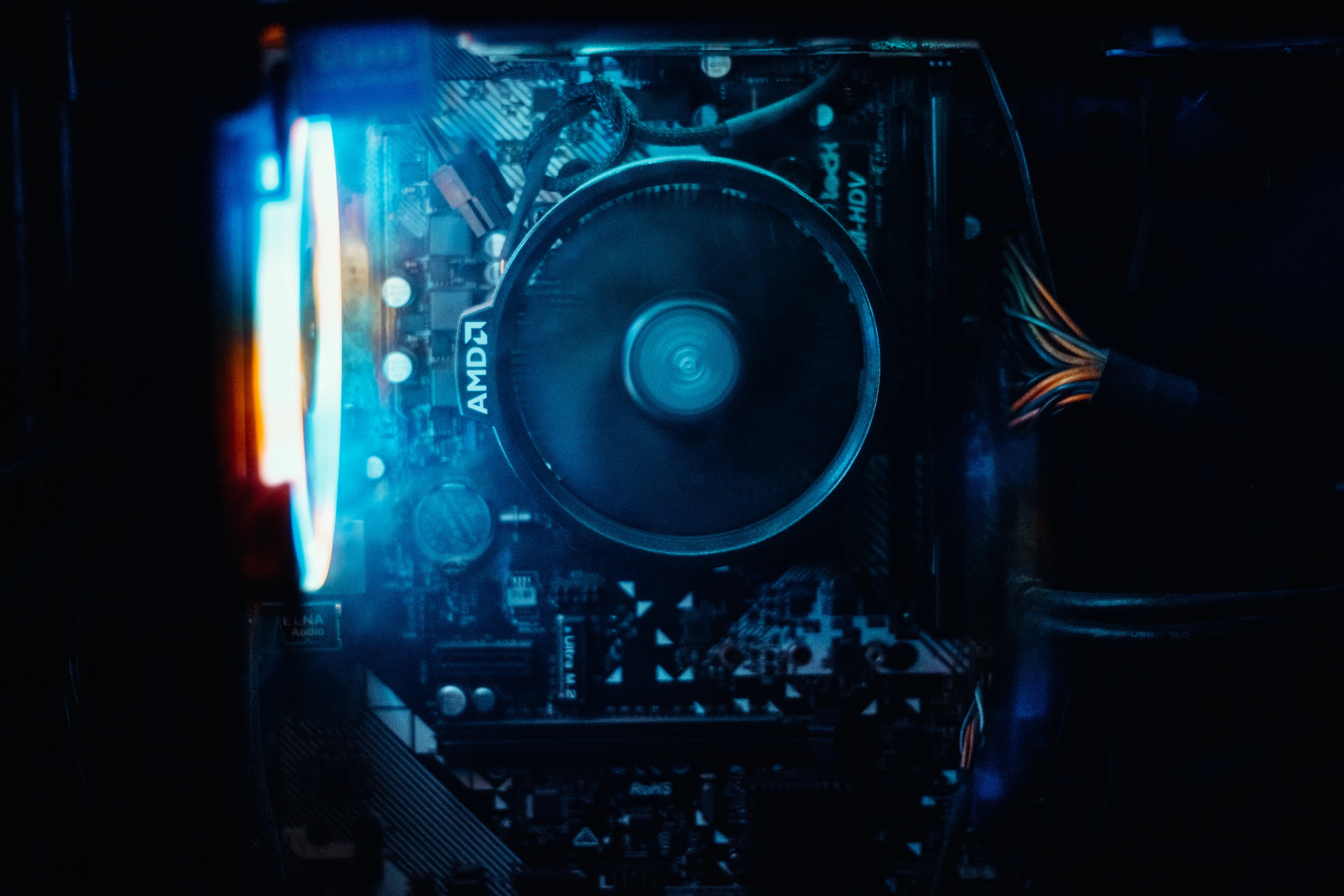 Ventola di un PC illuminata di blu