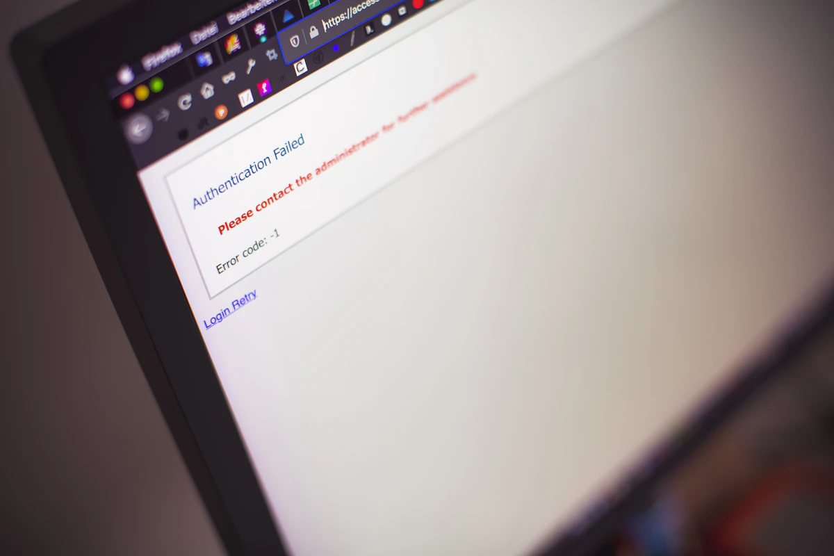 Pantalla de ordenador mostrando una advertencia de seguridad frente a un sitio web fraudulento.