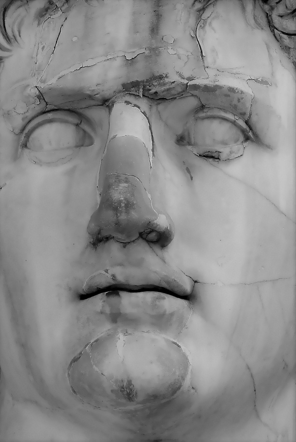 Estatua de hormigón gris del hombre