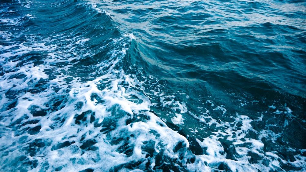 ocean waves crashing on rocks during daytime