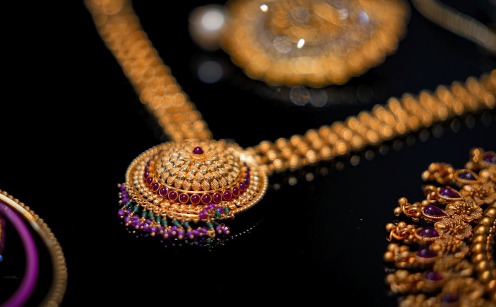 collana di perline in oro e viola